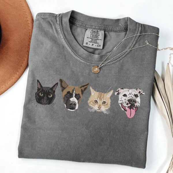 Gray embroidered T-shirt displaying portraits of two cats and two dogs