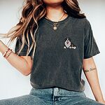 Woman in jeans and a Pepper T-shirt embroidered with a small Bernese mountain dog puppy on the left chest