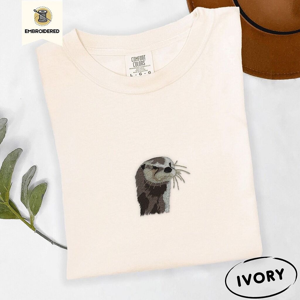 Comfort Colors 1717 T-shirt in Ivory with an embroidered river otter head
