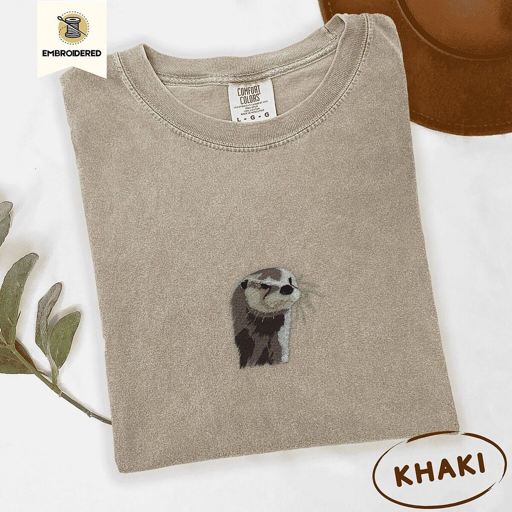Comfort Colors 1717 T-shirt in Khaki with an embroidered river otter head