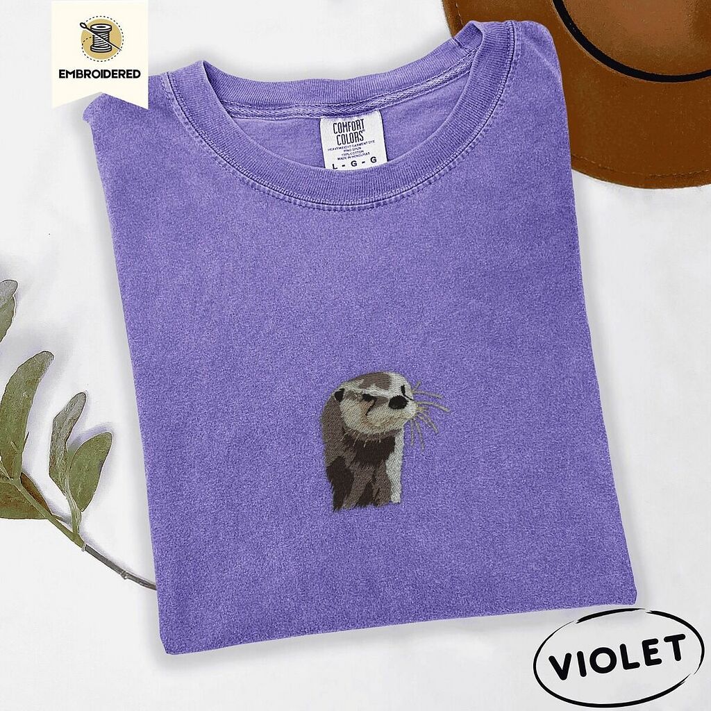 Comfort Colors 1717 T-shirt in Violet with an embroidered river otter head