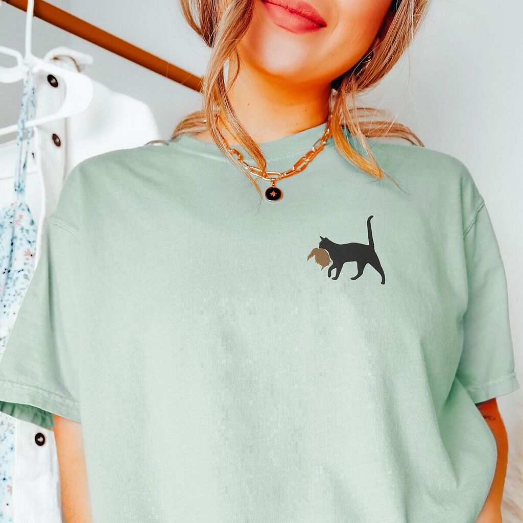 Comfort Colors 1717 T-shirt in Island Reef with a small embroidered black cat on the left chest
