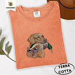 Terracotta Comfort Colors T-shirt embroidered with a yellow Labrador head carrying a mallard drake in its mouth